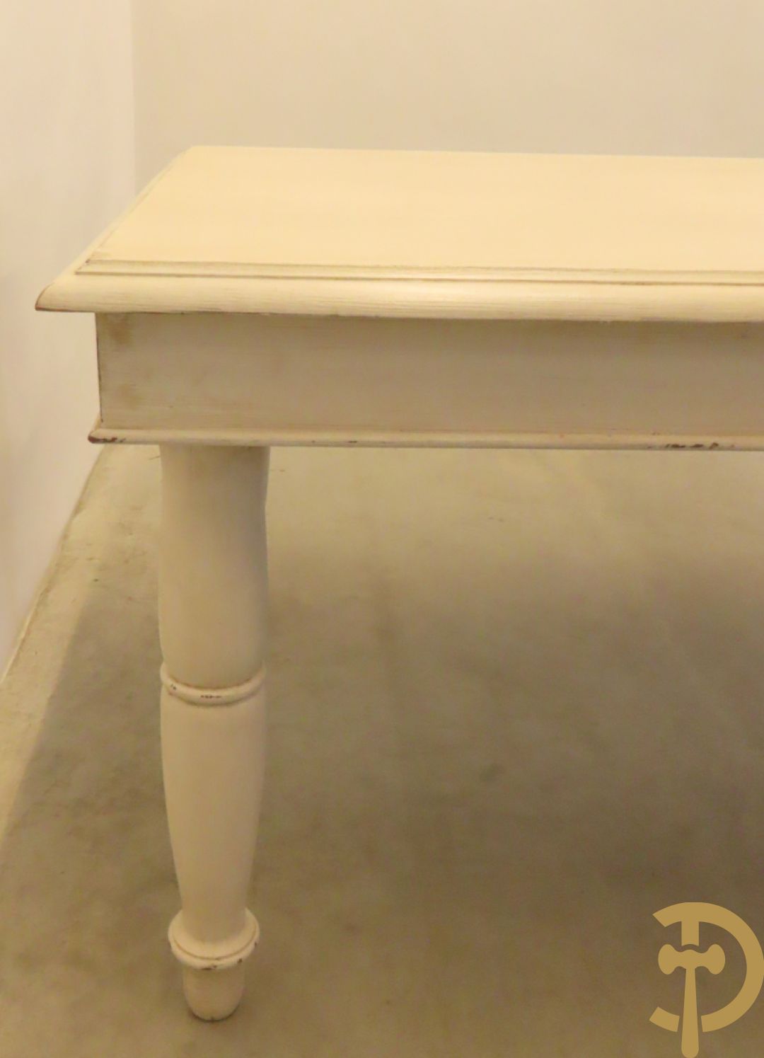 Wit geceruseerde rechthoekige tafel op ballusterpoten + 6 wit gecapitoneerde armstoelen