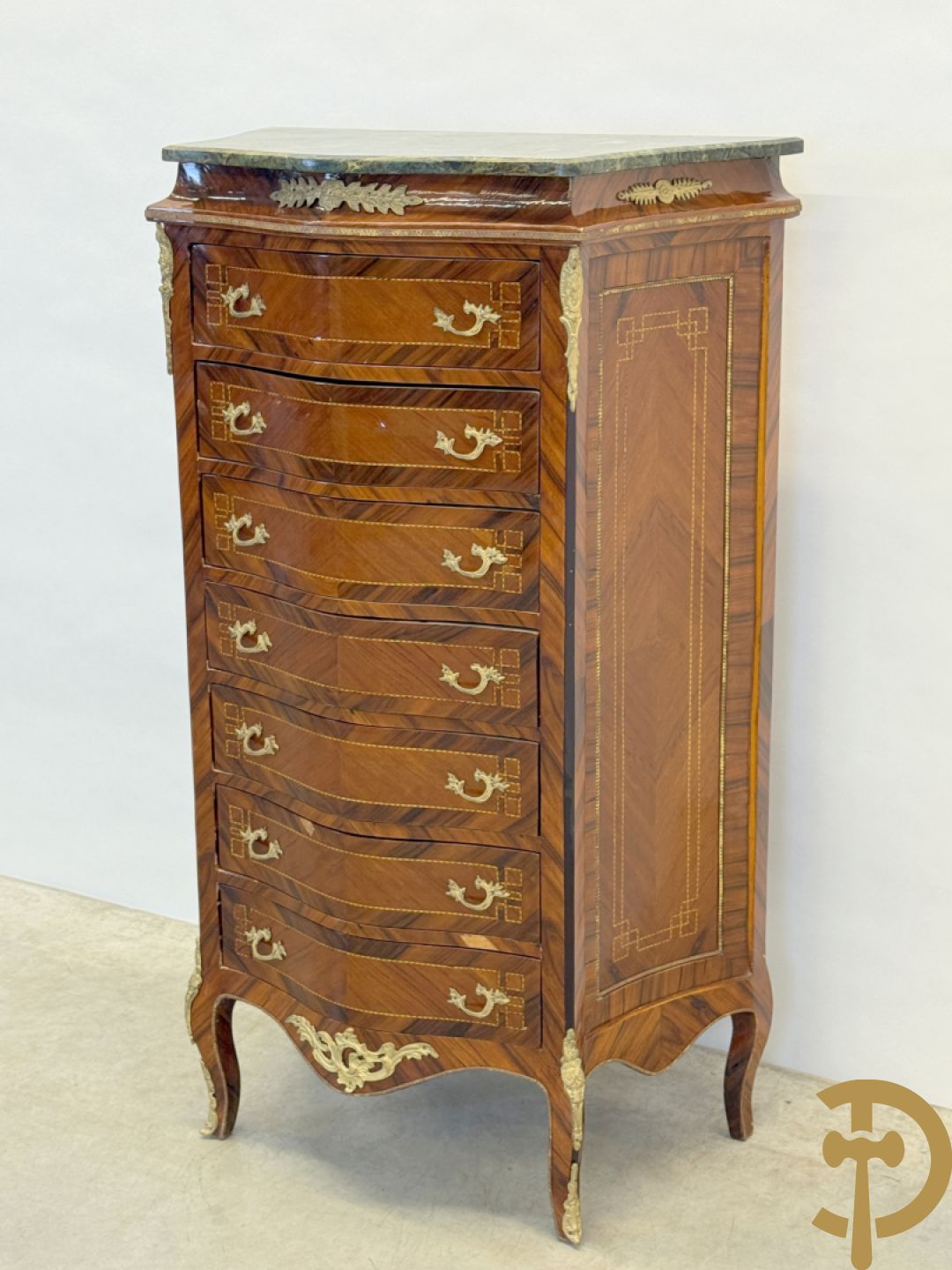 Notelaren gemarketteerde zevenladen kast met bronsbeslag, replica, jaren 