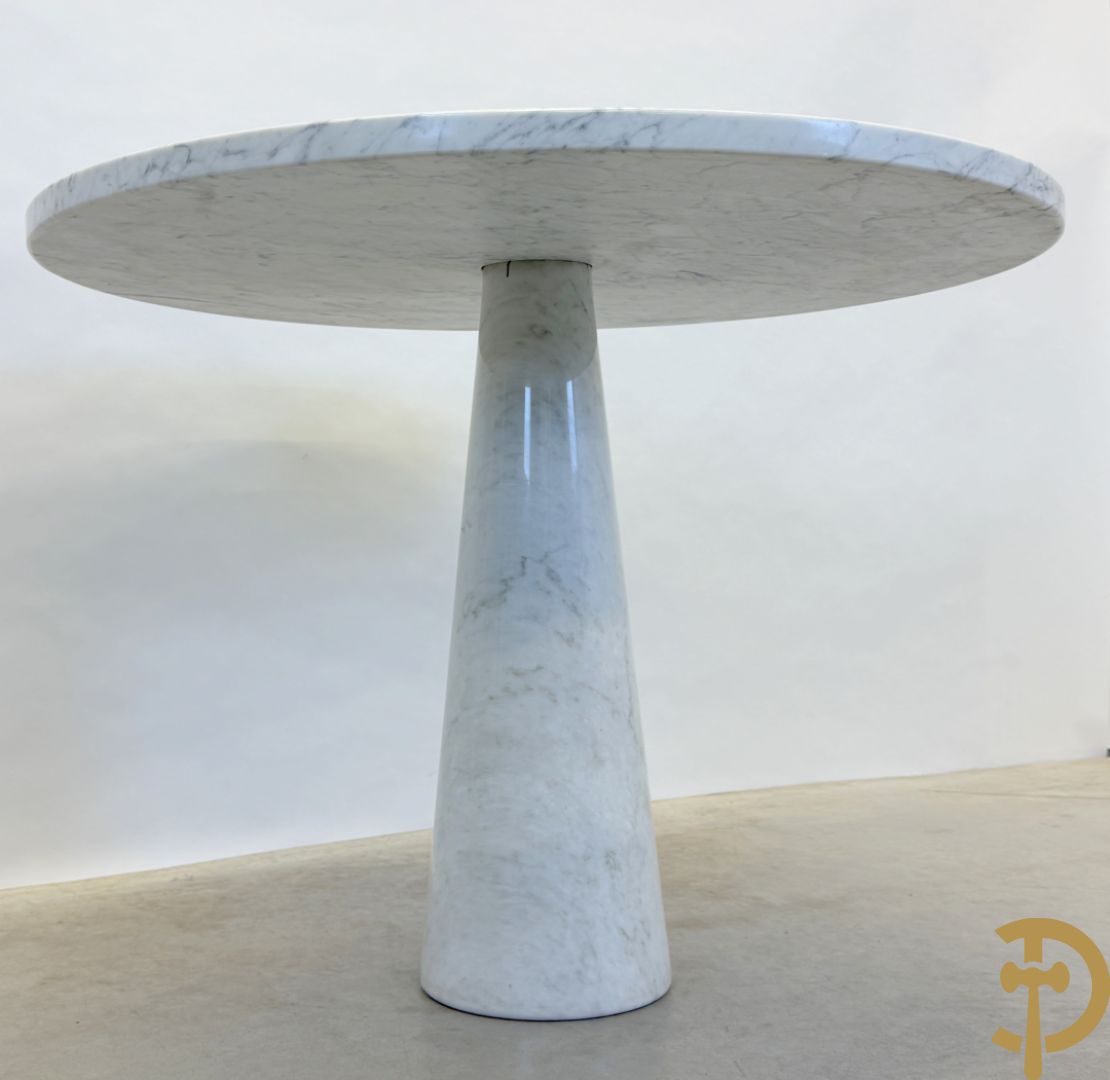 Italiaanse cararamarmeren designtafel op centrale konische voet, ontworpen door Angelo Mangiarotti, jaren 