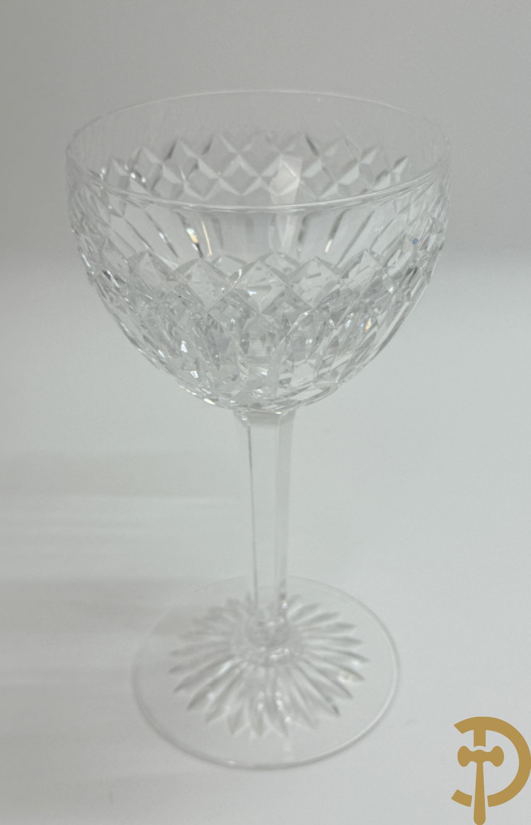 Mooi lot gekleurd Val Saint Lambert kristal bestaande uit 4 vazen, parfumstel (2 ledig), geslepen glas, coupe, onderzetters en 3 asbakken (14 stuks in het totaal)