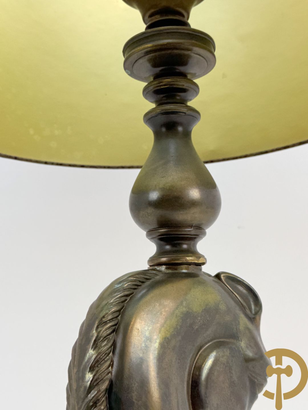 Vintage lampadaire in messing met paardenkop op onix marmeren sokkel