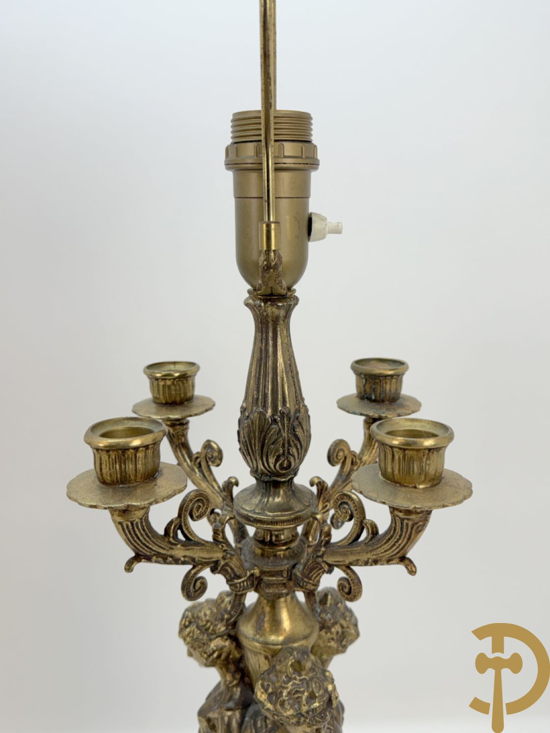 Paar vintage lampadaires met 3 karyathiden, bovenaan met 4 kaarsen en een lichtpunt, Deknudt