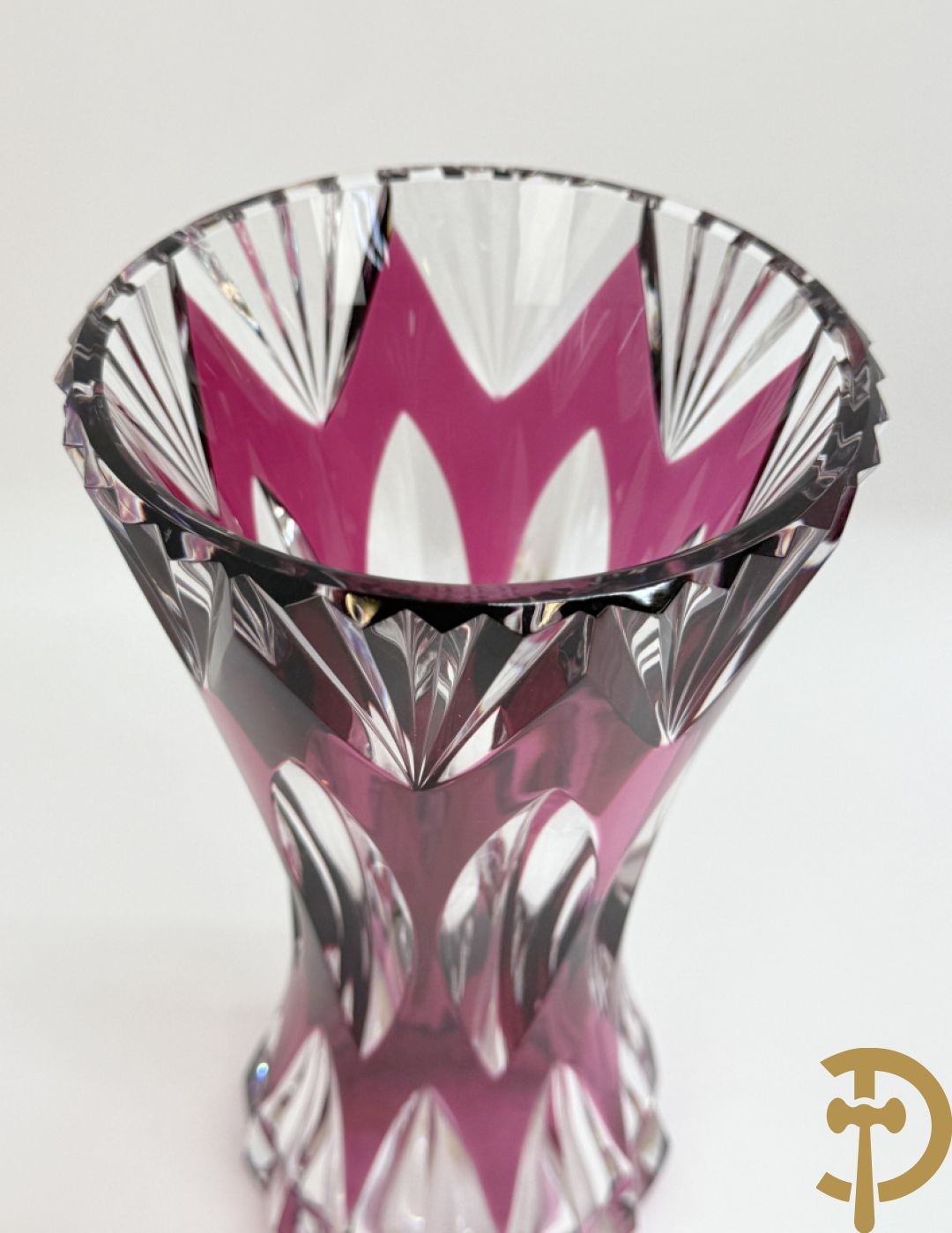 Mooi lot gekleurd Val Saint Lambert kristal bestaande uit 4 vazen, parfumstel (2 ledig), geslepen glas, coupe, onderzetters en 3 asbakken (14 stuks in het totaal)