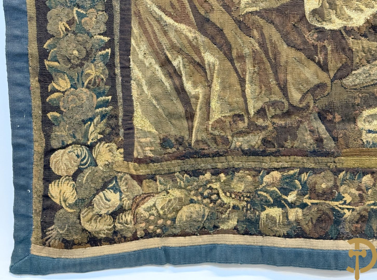 Fragment van wandtapijt met geanimeerde mythologische scène, omgeven door florale omranding, 18e