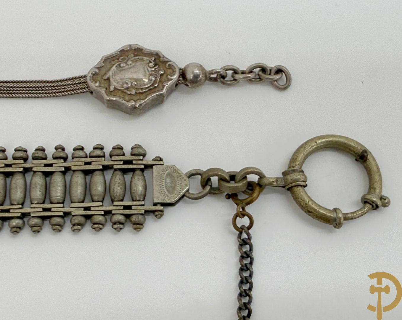 Vier 19e zakhorloges met Romeinse cijfers w.o. zilver + 2 zakhorlogekettingen