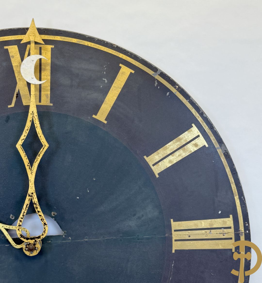 Grote metalen beschilderde decoratieve wijzerplaat met Romeinse cijfers en wijzers gedecoreerd met zon en maan