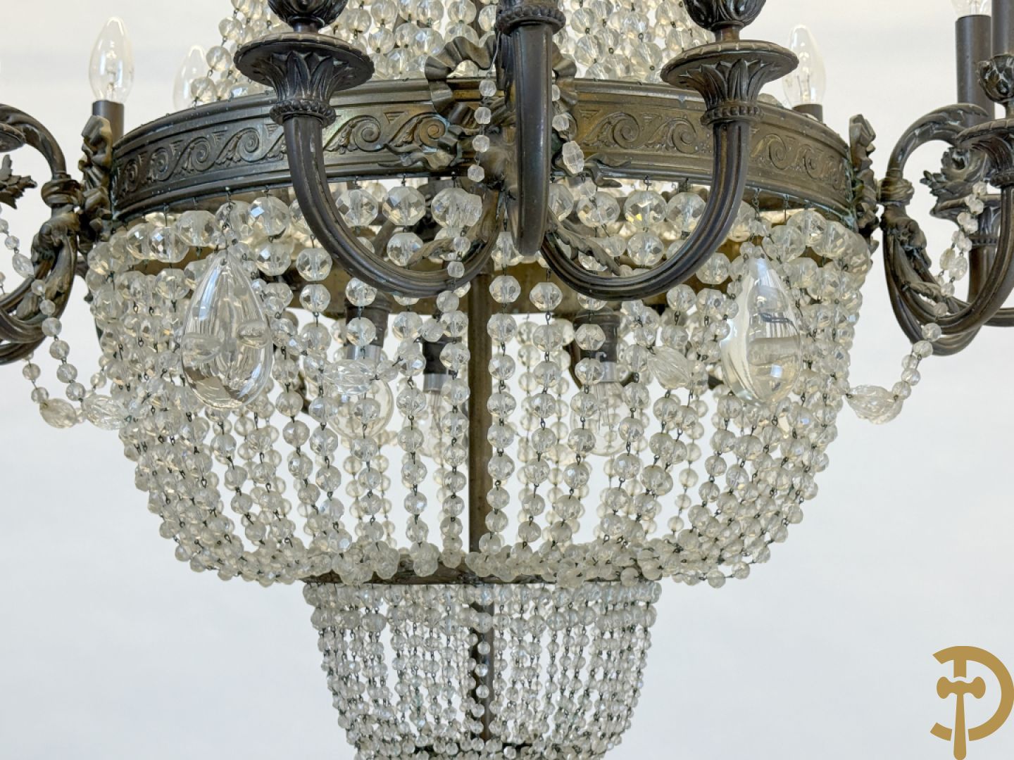 Grote bronzen kasteelluchter Sac-à-perles, Louis XVI stijl, met 5 armen telkens met 3 kaarsen