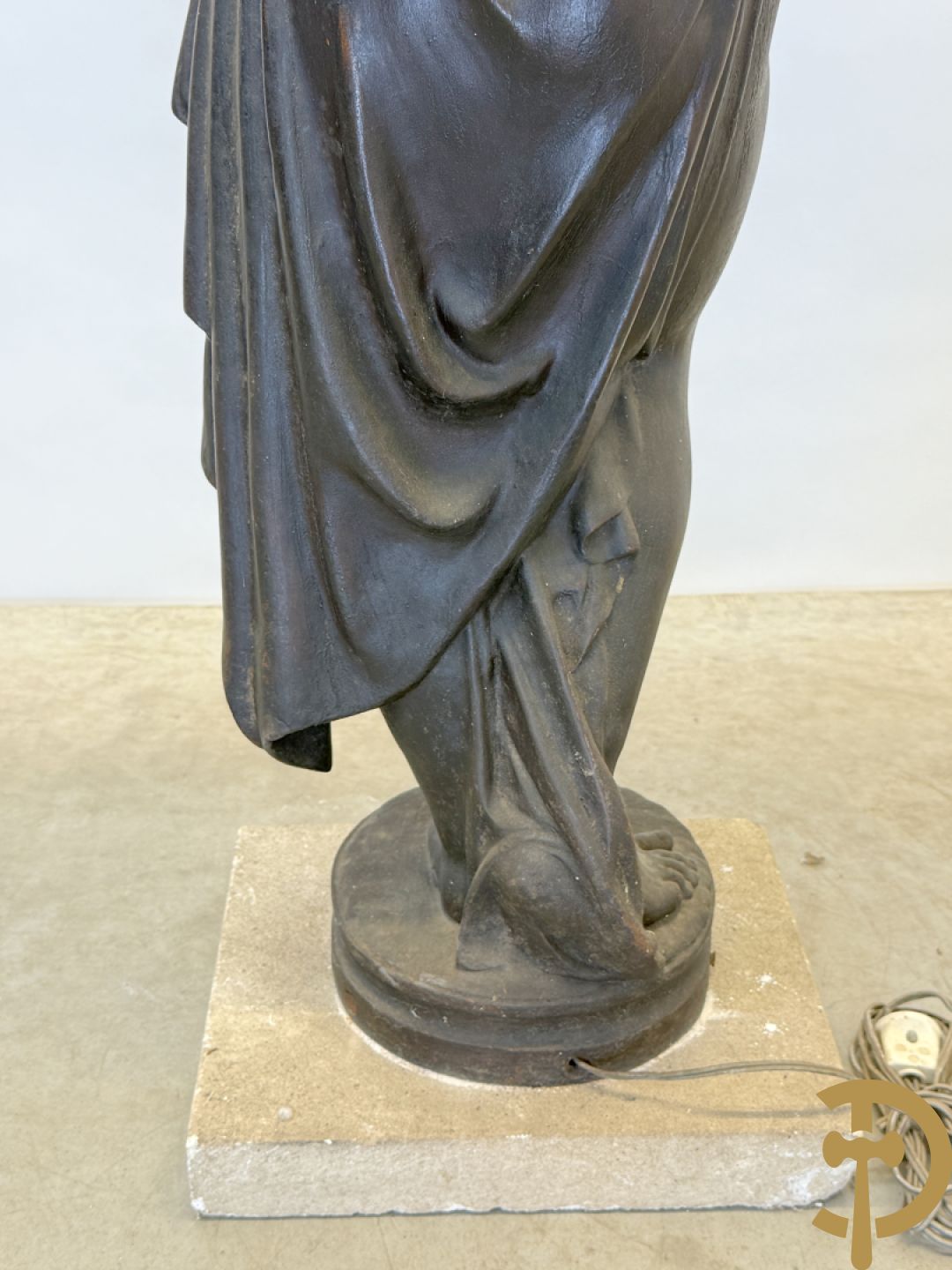 Gietijzeren gepatineerd beeld van cupido dragende een amfoor op het hoofd als lantaarn