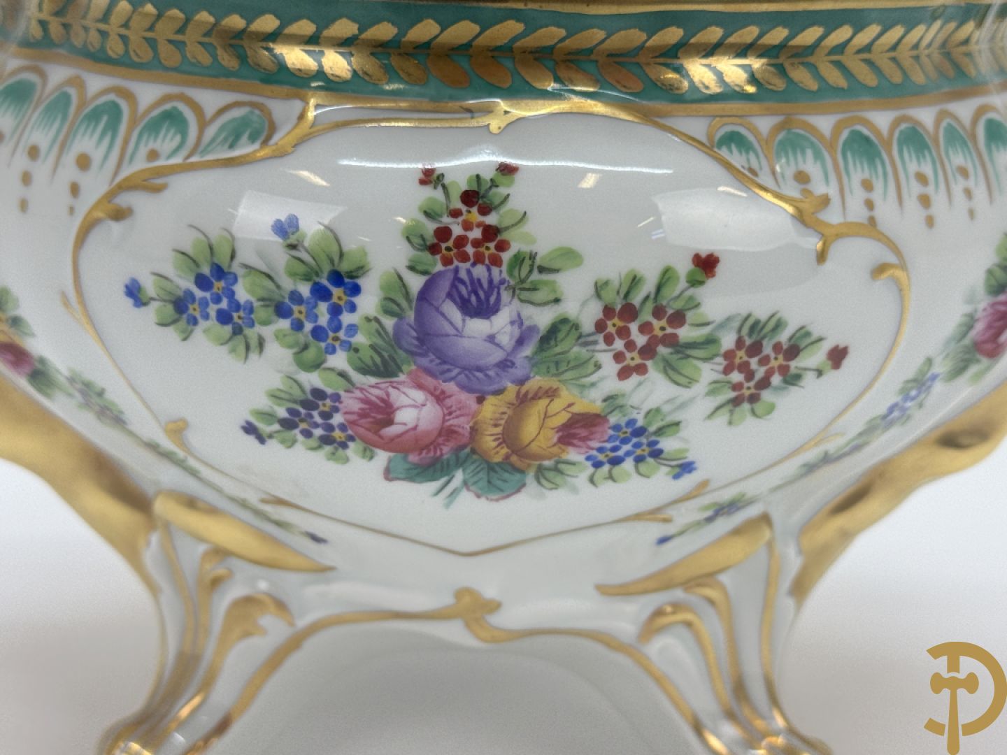 Milieu de table met vergulde ornamenten en bloemendecor op onderschaal, Limoges France gemerkt