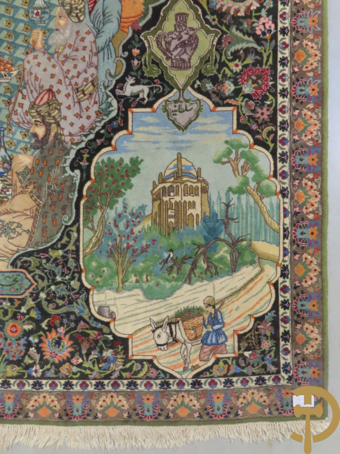 Oosters handgeknoopt tapijt Tabriz met figuratieve voorstelling, centraal met geanimeerde hofscène, omgeven door 4 hoekmedaillons met architecturale afbeeldingen - onderaan en bovenaan getekend