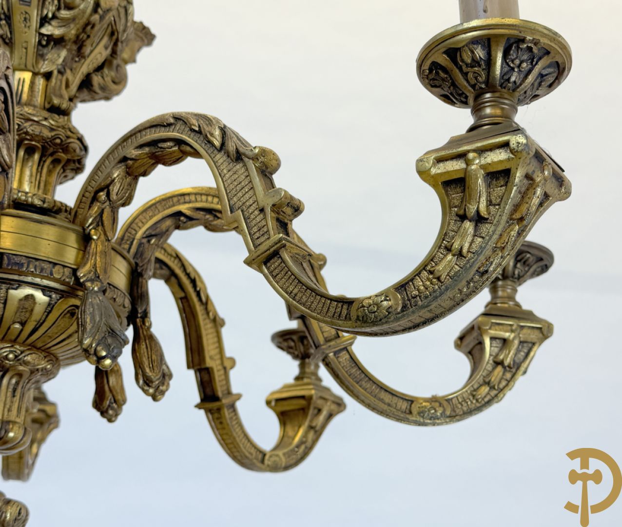 Bronzen achtarmige mazarin luchter met ridderhoofden en accanthusranken