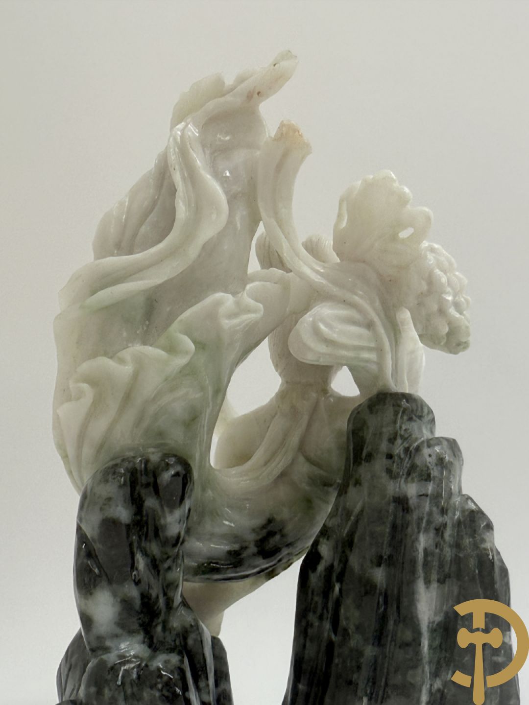 Zwart/witte nefriet sculptuur van geisha in gebergte + speksteensculptuur met bloemen + zittende boedha in nefriet + 9 kleine sculpturen in jadeiet