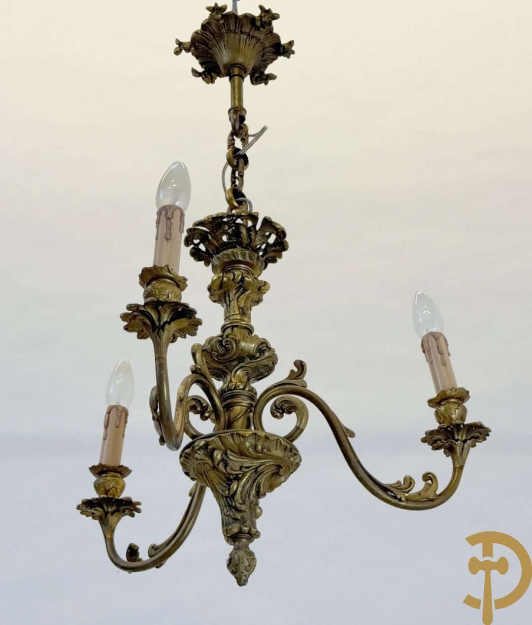 Bronzen drie armige luchter met accanthusranken, Louis XV stijl