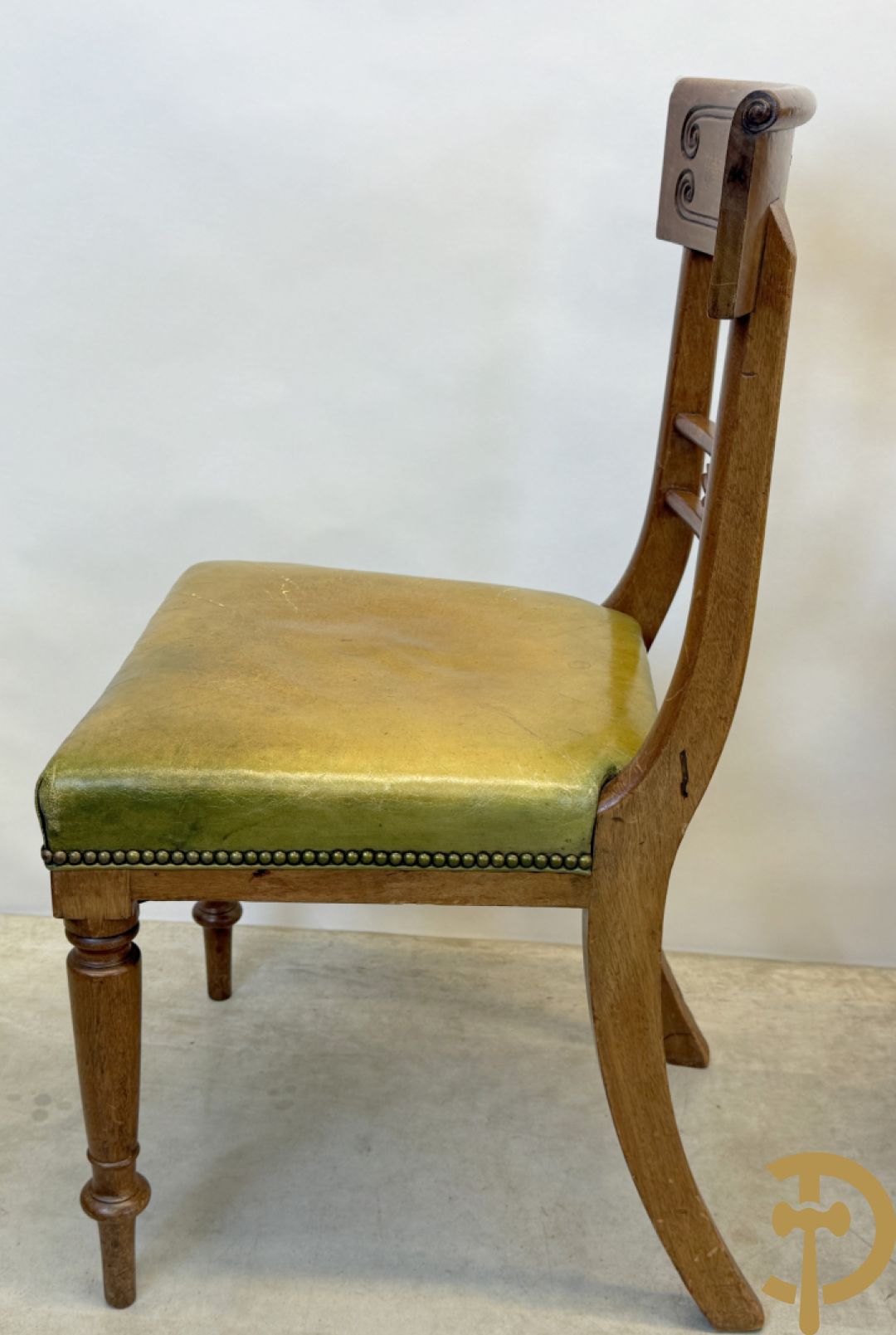 Set van 6 Engelse gondelvormige notelaren stoelen met lederen zitting