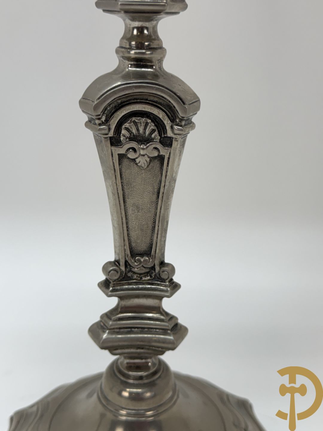 Paar Franse verzilverde metalen vierarmige kandelaars, Louis XIV stijl