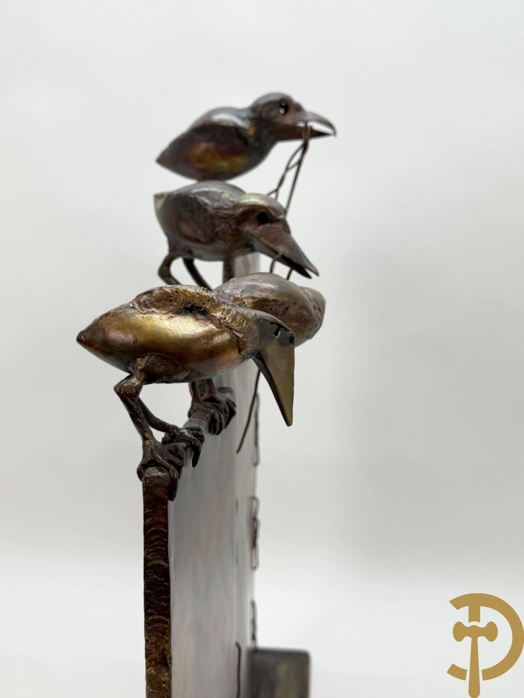 BEL J. getekend (Belaen Jean Pierre) Bronssculptuur met 4 vogels op schutting