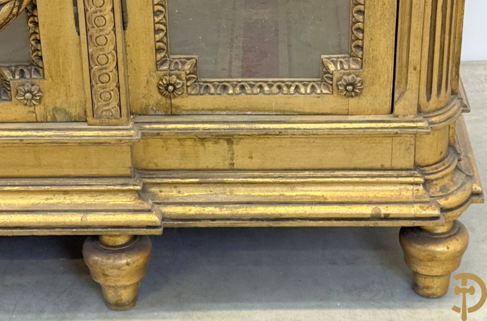 Vergulde Louis XVI vitrine met 3 deuren, cannelures en guirlandes - bovenaan met marmeren blad