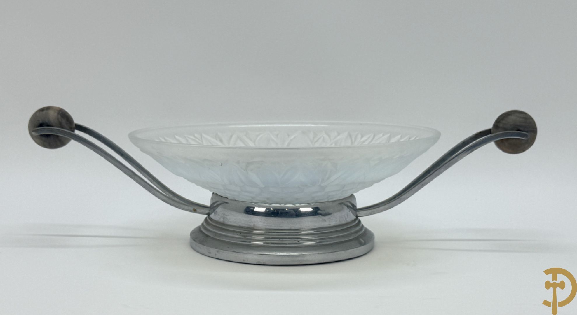 Art Deco schaal van pate de verre met bloemenmotief gevat in chromé houder + Art Deco coupe in pate de verre met bloemenmotieven gevat in chromé houder