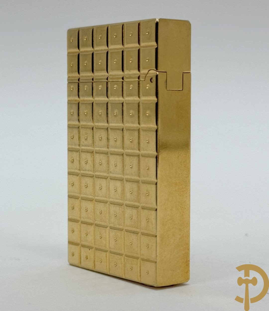 Vergulde aansteker S.T. Dupont met ruitmotief in etui, serienummer "4FKI2J8"