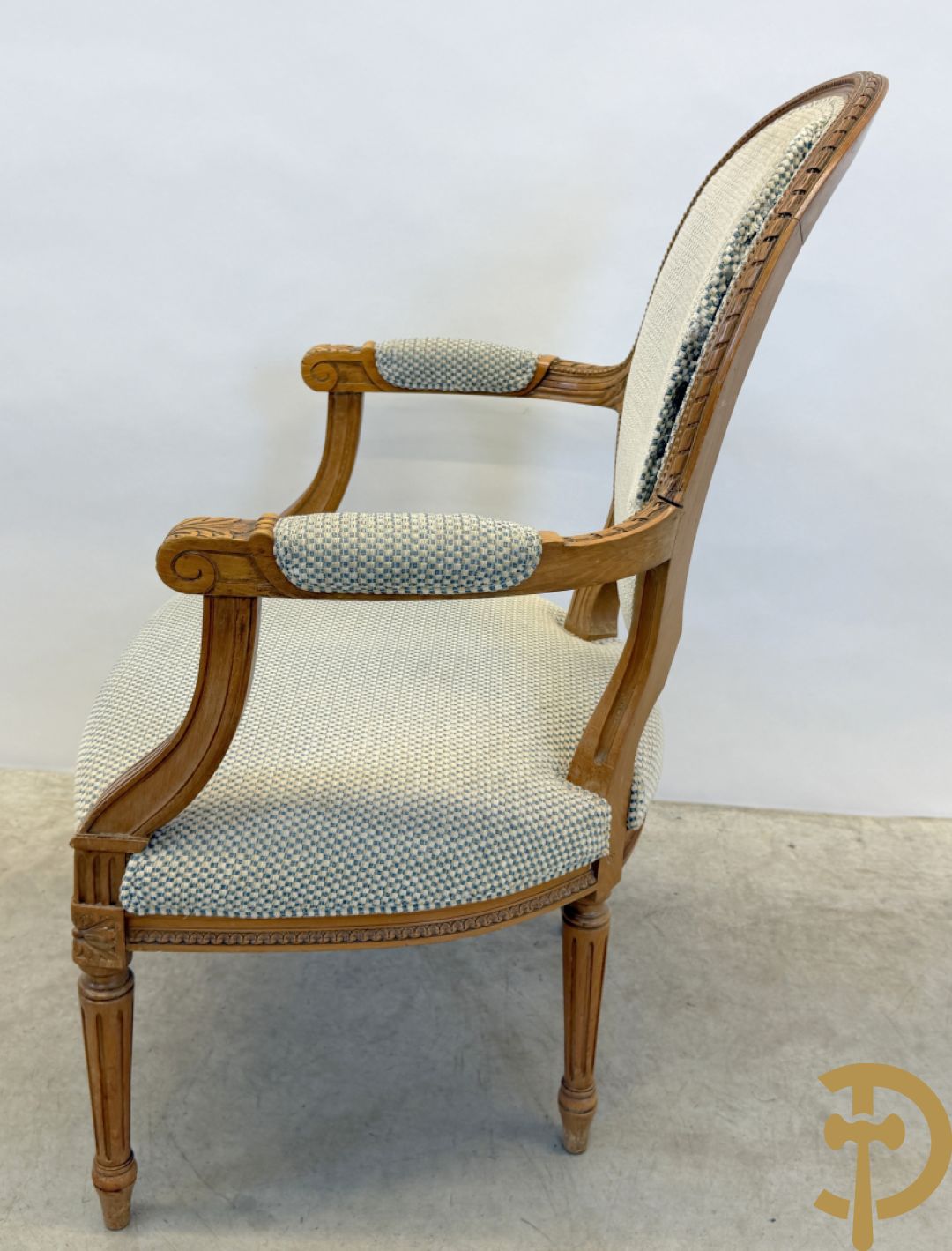 Paar beukenhouten Louis XVI stijl armzetels met medaillon