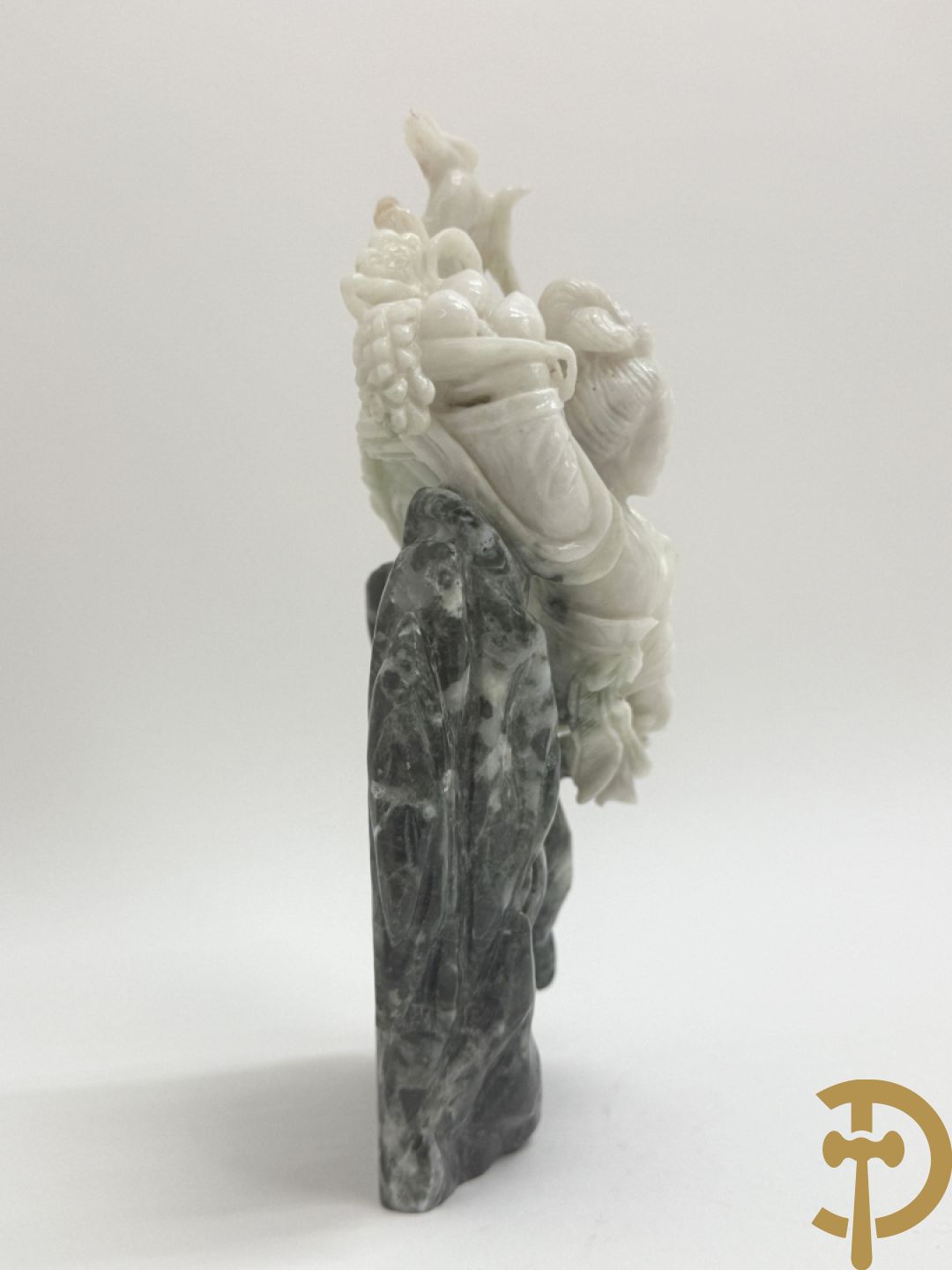 Zwart/witte nefriet sculptuur van geisha in gebergte + speksteensculptuur met bloemen + zittende boedha in nefriet + 9 kleine sculpturen in jadeiet