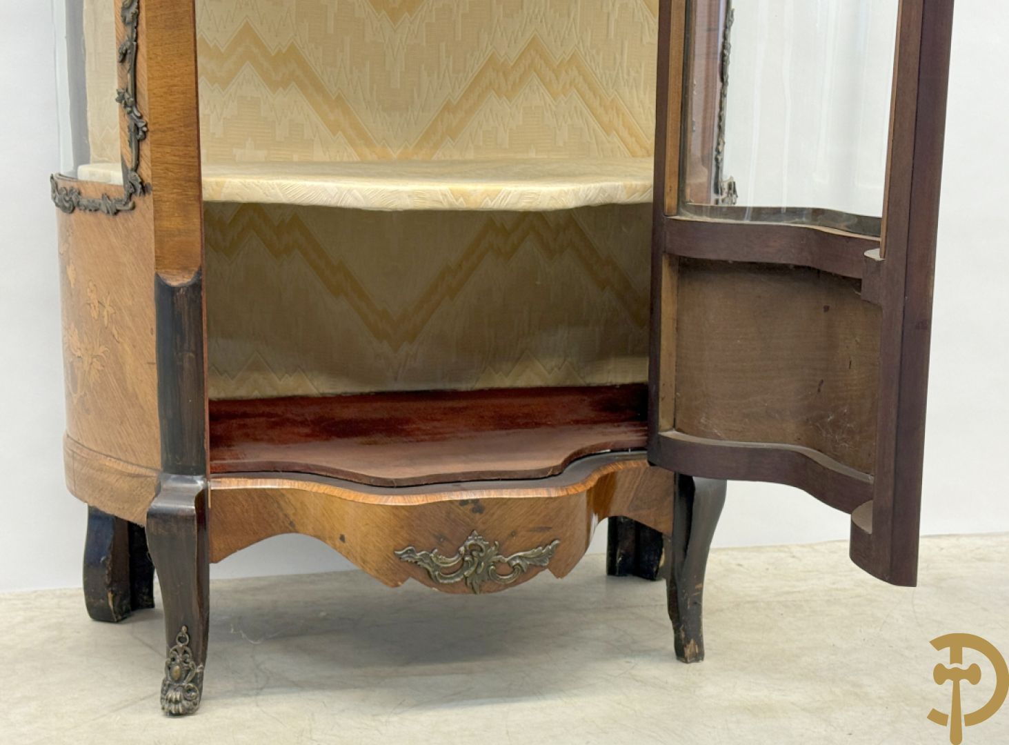 Notelaren Louis XV vitrine met gebogen glas, bezet met bronsbeslag en onderaan met bloemenmarketterie