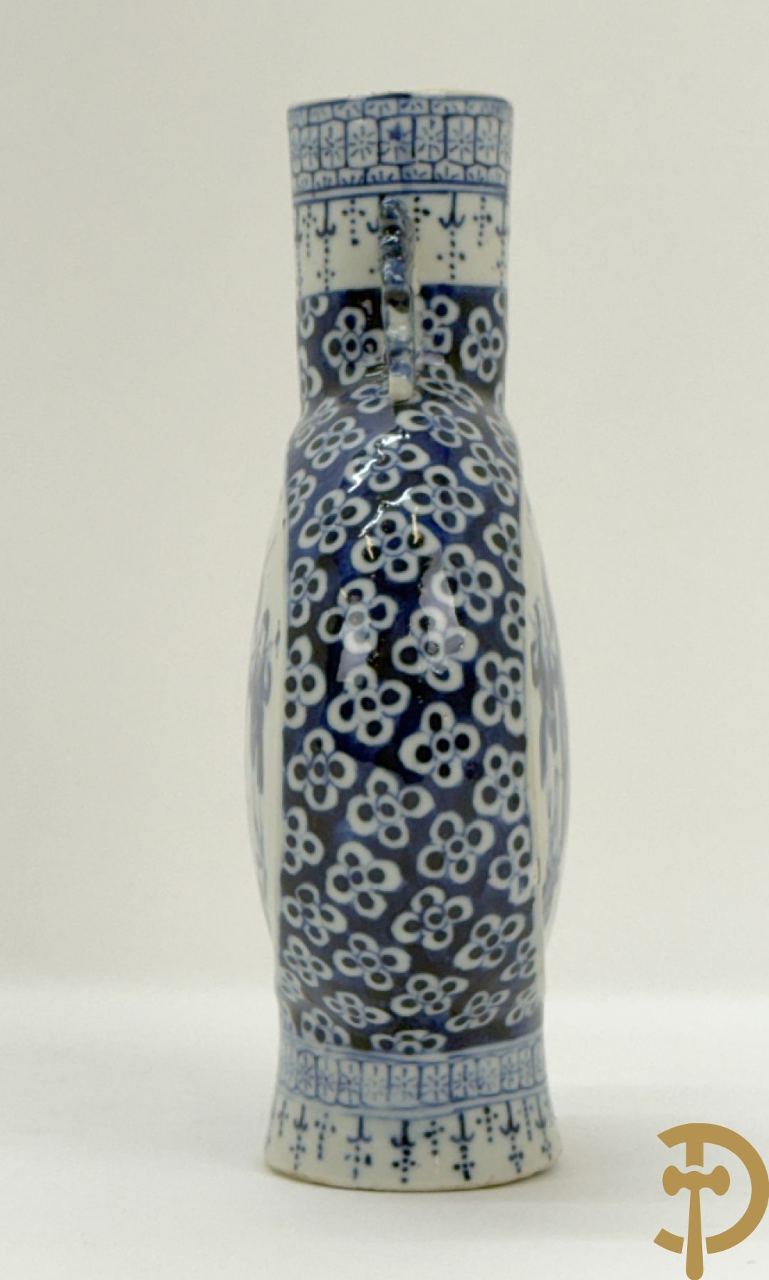 Chinese porseleinen maanvaas met geanimeerd decor