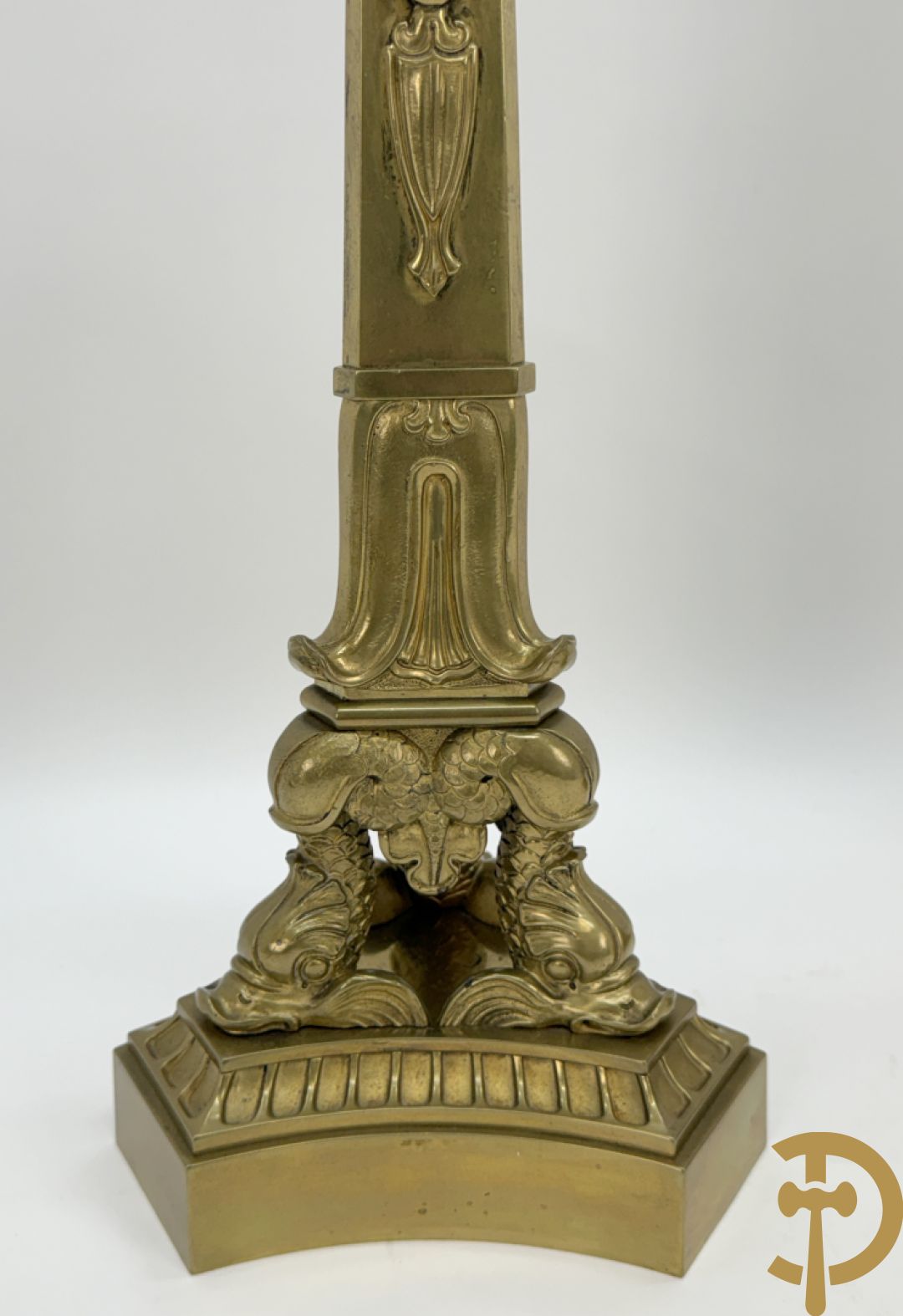 Paar bronzen 3-armige Empire kandelaars met flambeau bekroond