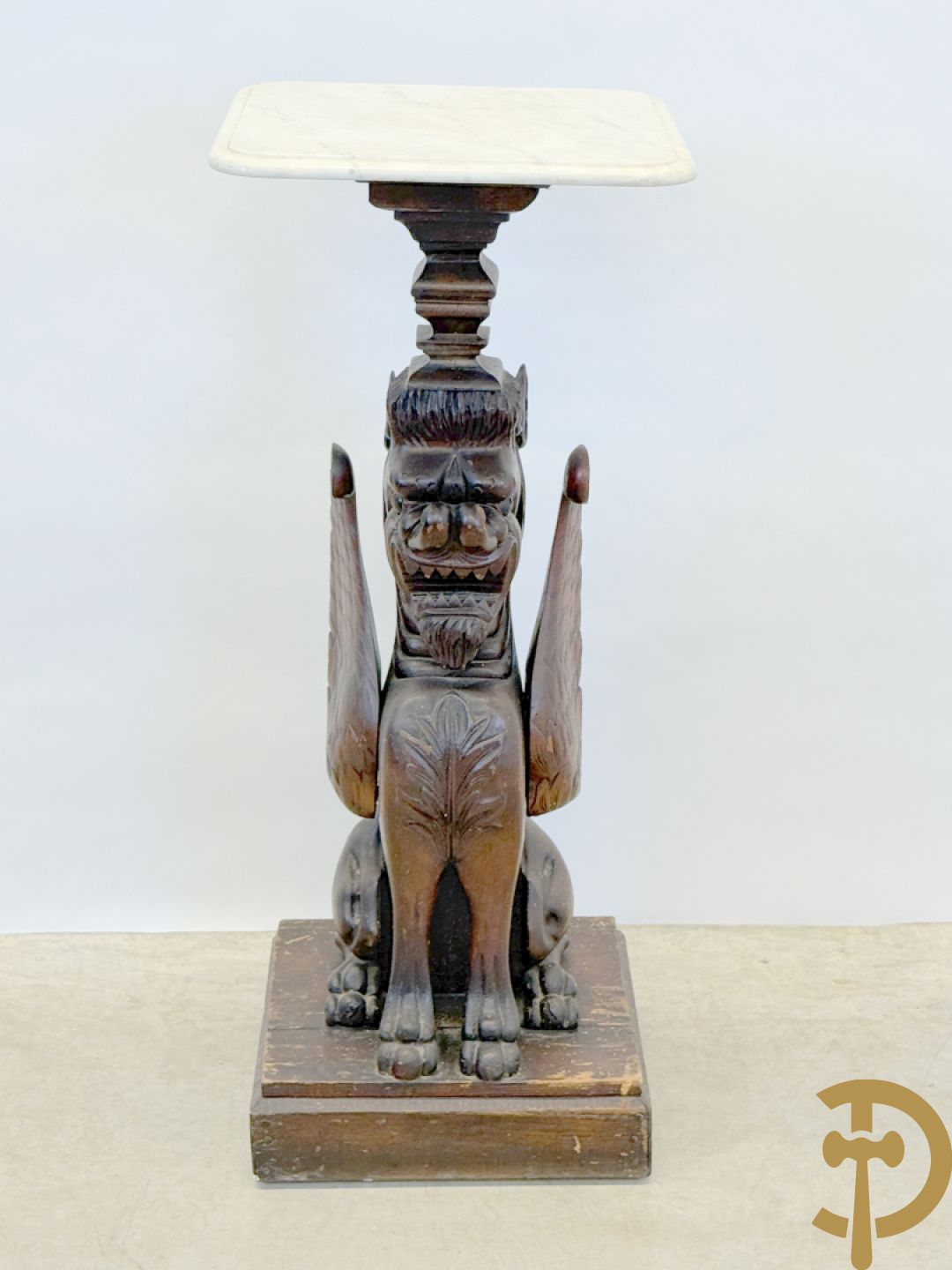 Houtgesculpteerde sokkel in de vorm van een handgesculpteerde fo hond bezet met marmeren plateau