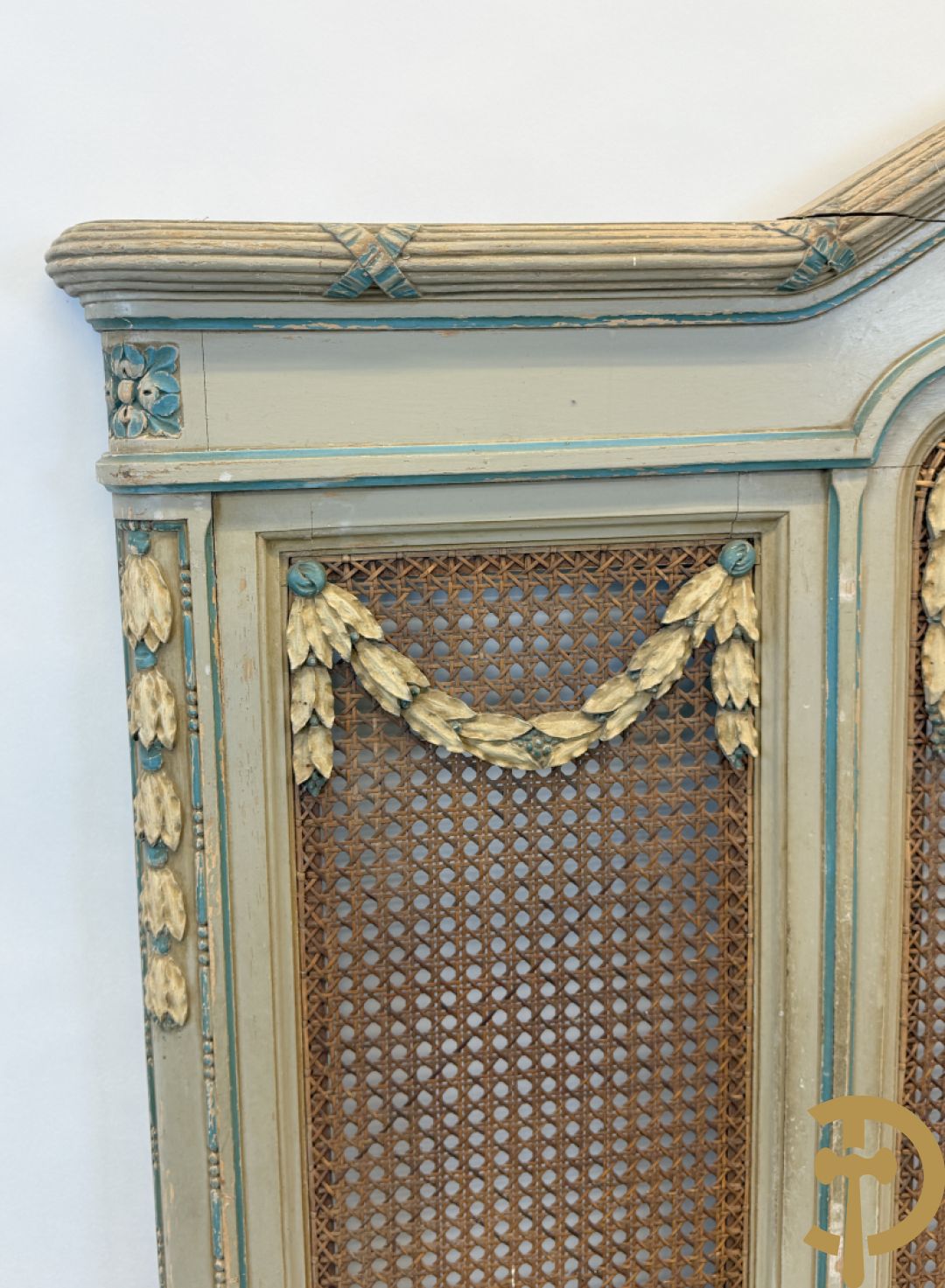 Gepatineerd Louis XVI bed met cannage en guirlandes + 2 muurconsoles met cannage en marmeren blad