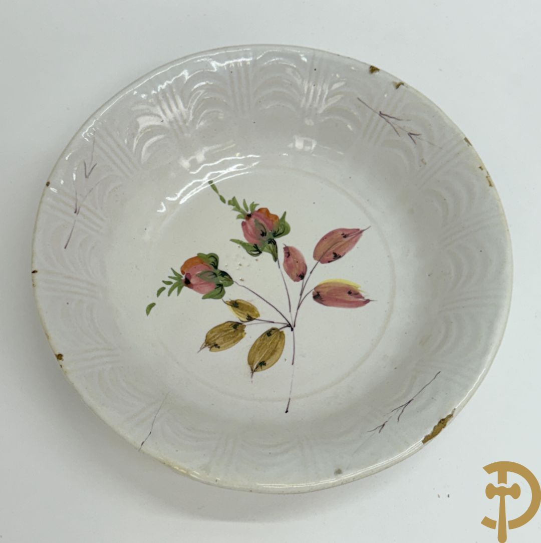 Franse borden w.o. Strassbourg met decor van luchtballon, vogel en Chinees figuurtje