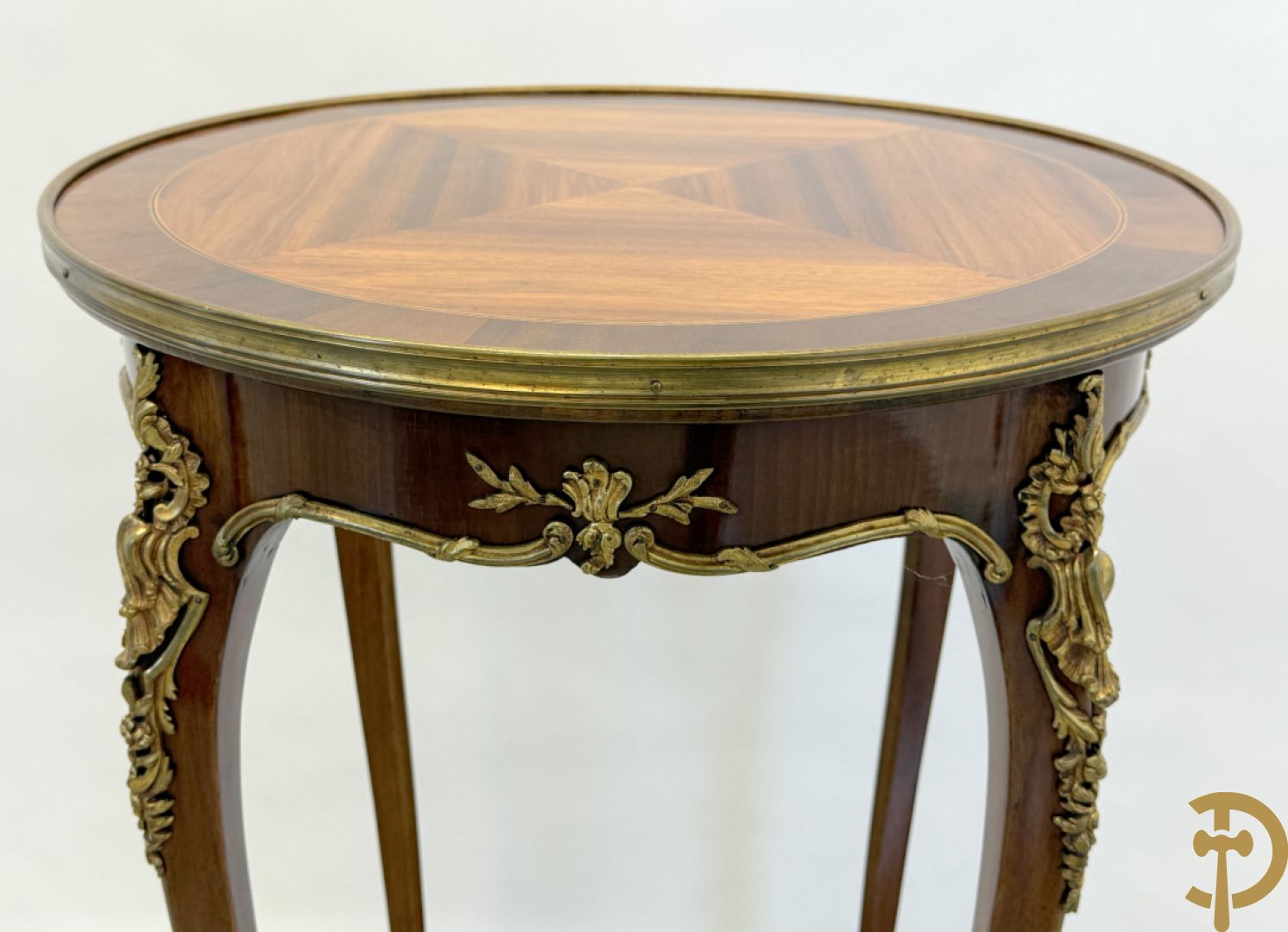Mahoniehouten ronde bijzettafel met Louis XV bronsbeslag op 4 voluutvormige poten
