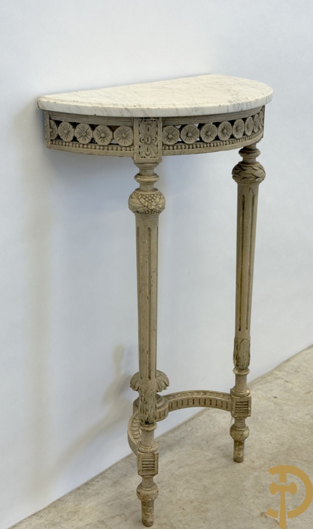Louis XVI muurconsole op gecanneleerde poten