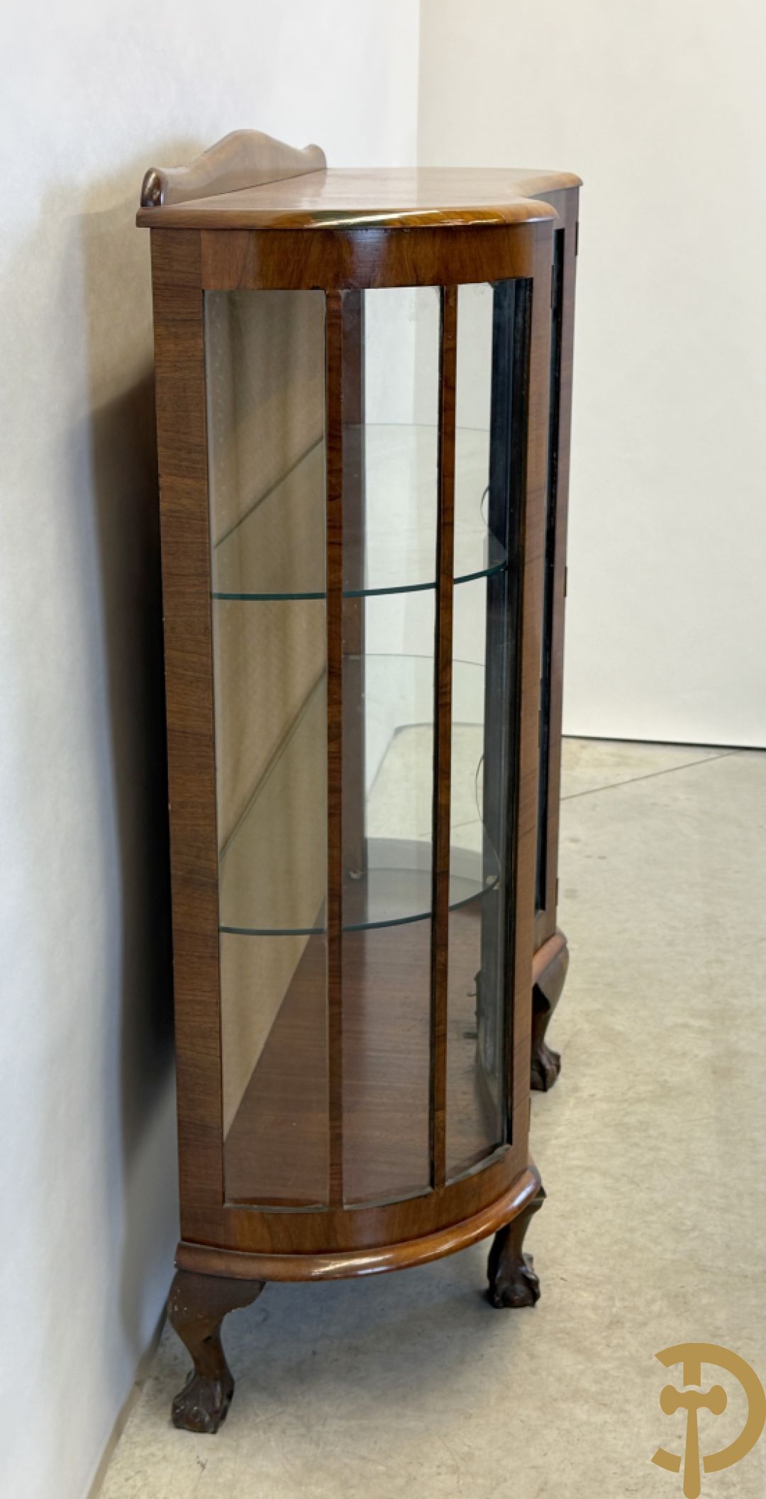 Engelse wortelnotehouten Art Deco vitrine op klauwepoten