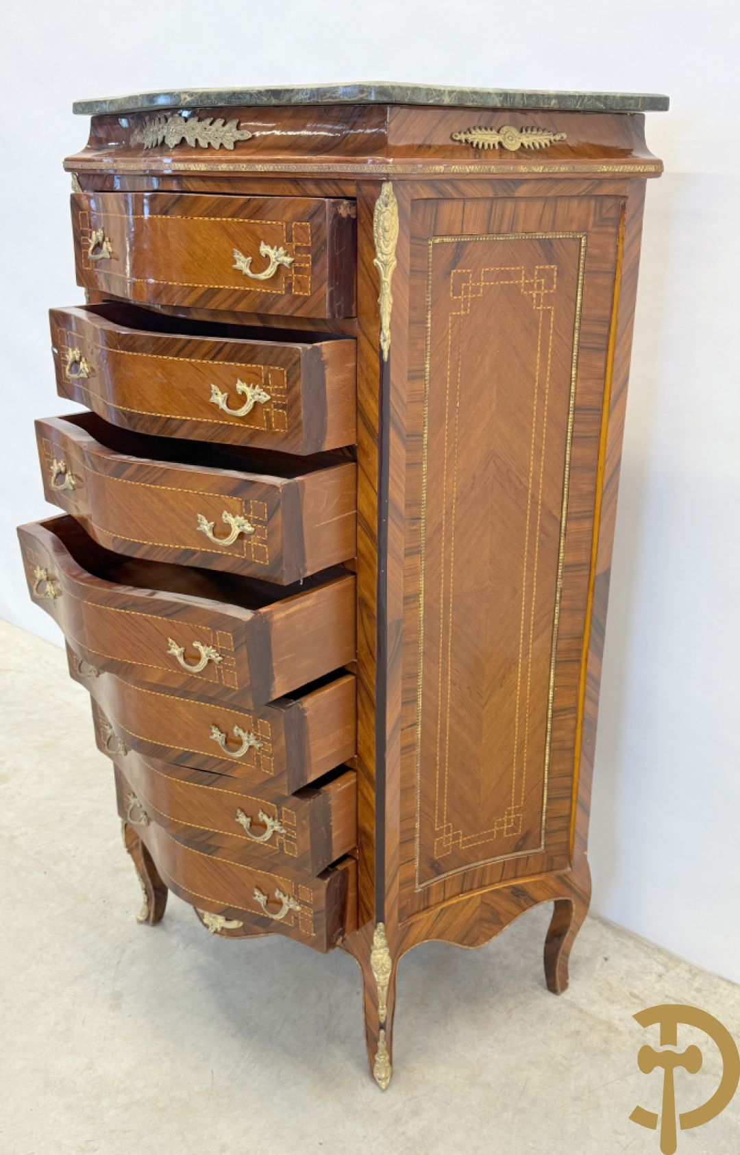 Notelaren gemarketteerde zevenladen kast met bronsbeslag, replica, jaren 