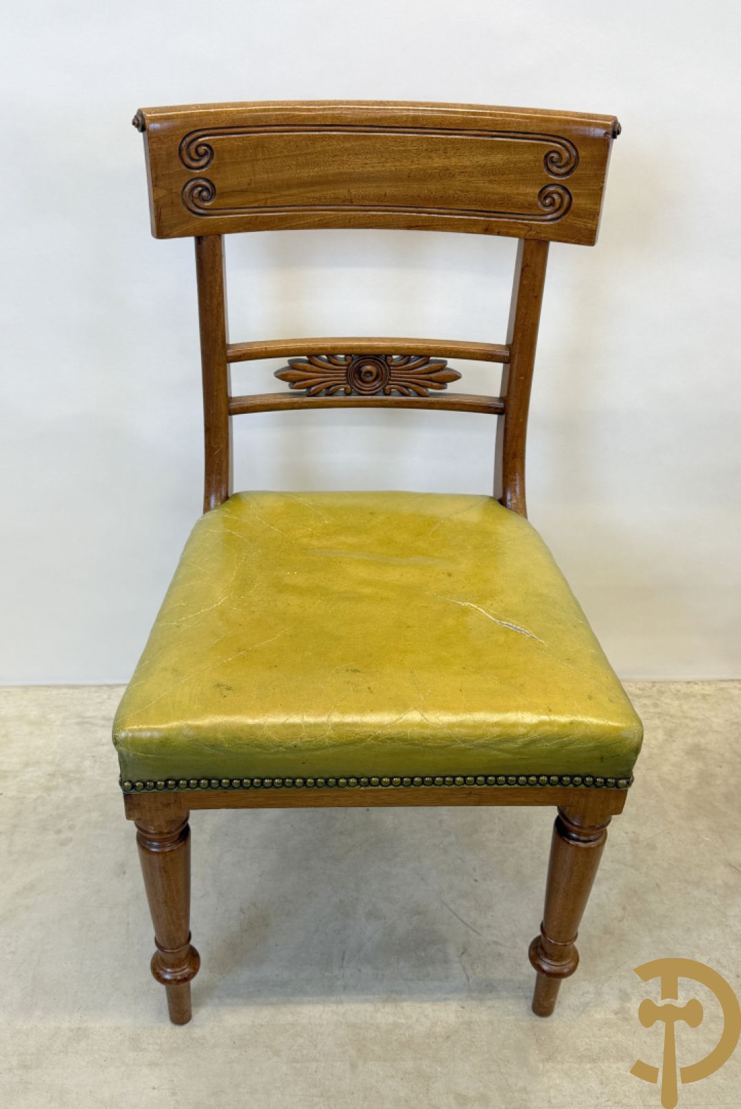 Set van 6 Engelse gondelvormige notelaren stoelen met lederen zitting