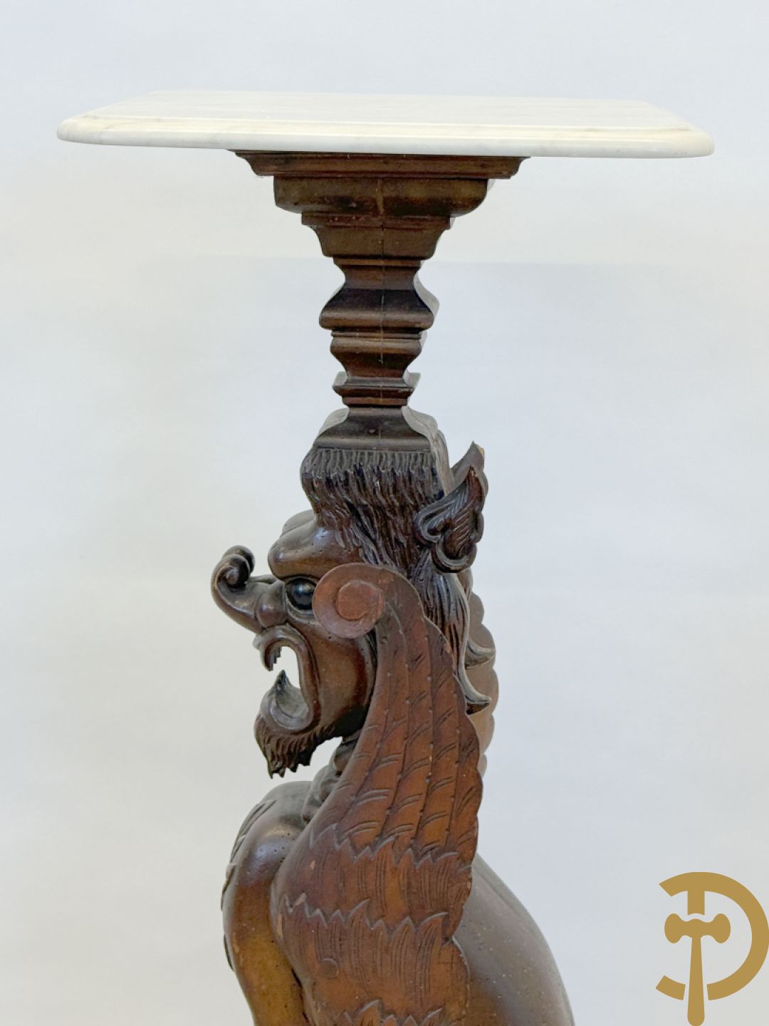Houtgesculpteerde sokkel in de vorm van een handgesculpteerde fo hond bezet met marmeren plateau