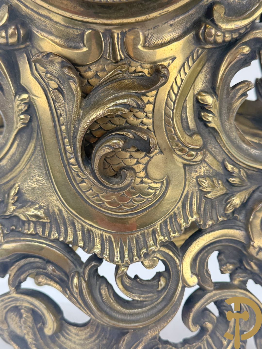 Driedelige koperen garnituur bestaande uit middenstuk bezet met amfoor en paar kandelaars , Louis XV stijl