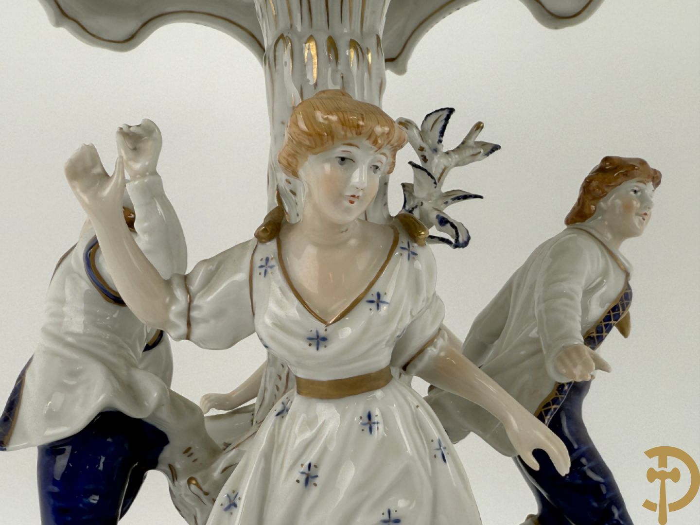 Porseleinen lampadaire met 4 dansende figuren, bovenaan met bloemenknop bezet