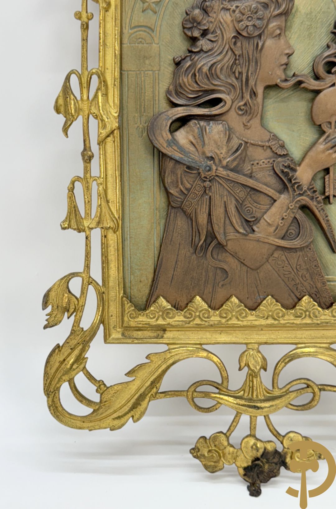 Paar vuurvergulde bronzen basreliefs met elegante dames en Jugendstil motieven