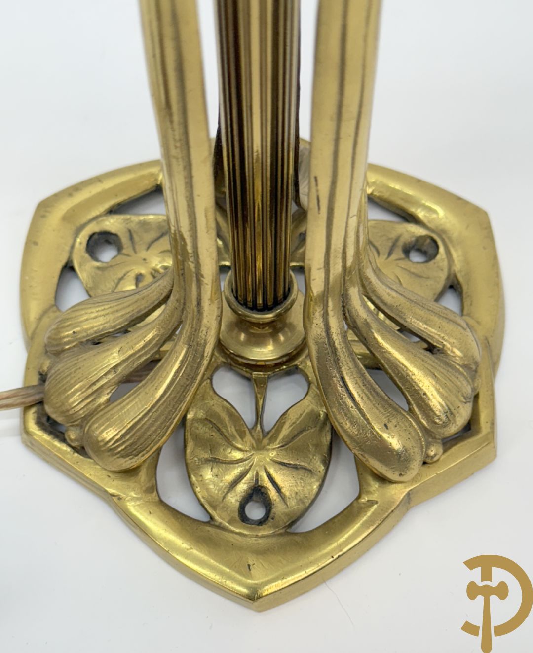 Paar koperen vierarmige lampen met gestyleerde bloemen-en plantenmotieven, Jugendstil