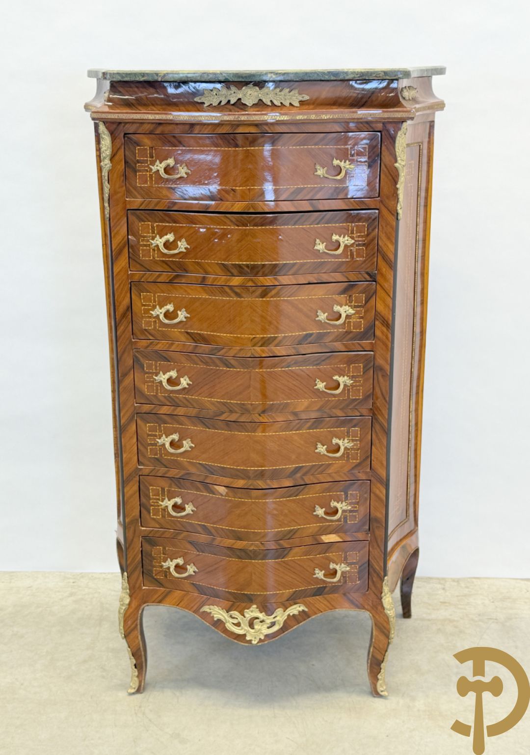 Notelaren gemarketteerde zevenladen kast met bronsbeslag, replica, jaren 