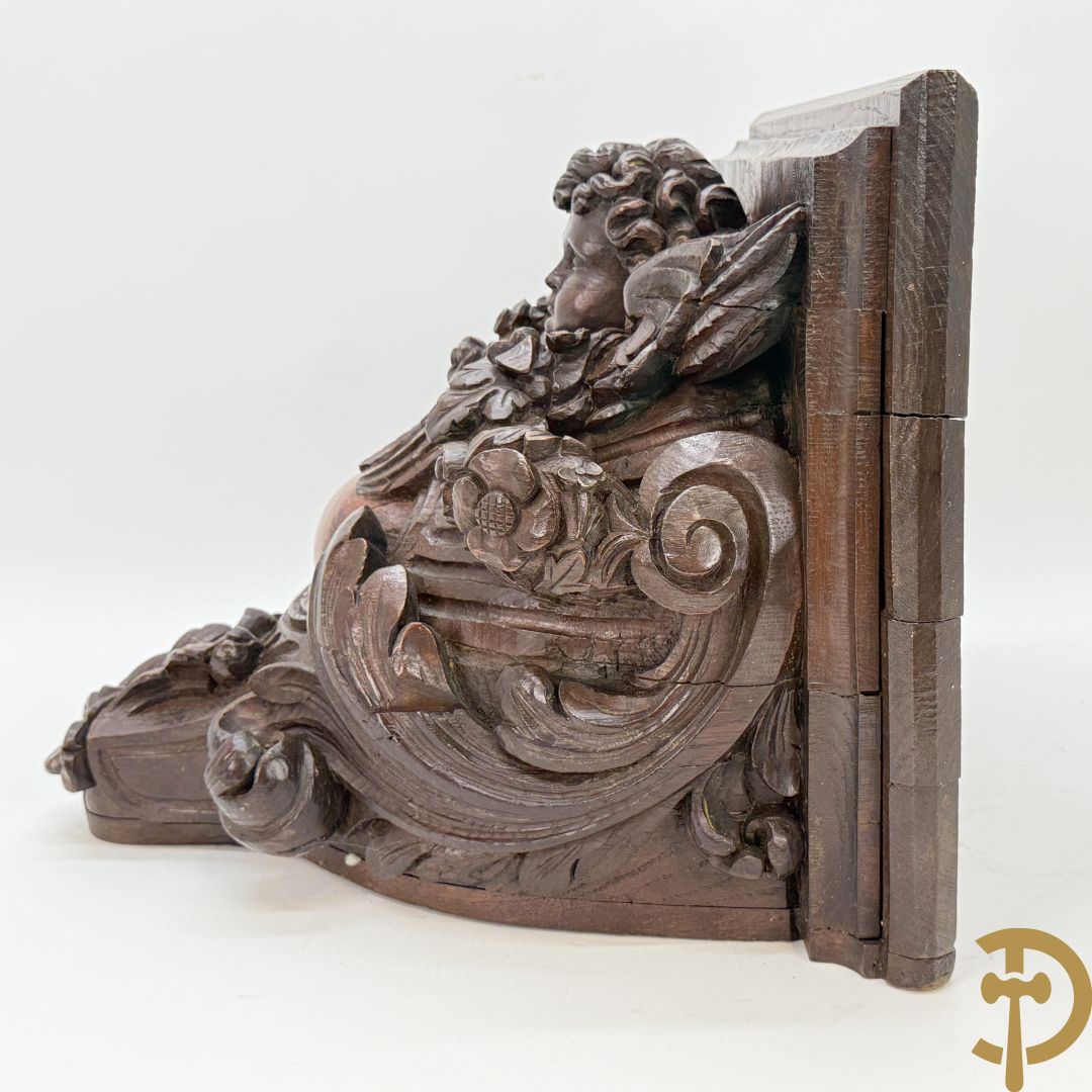 Houtgesculpteerde konische muurconsole met cupido en bloemenranken
