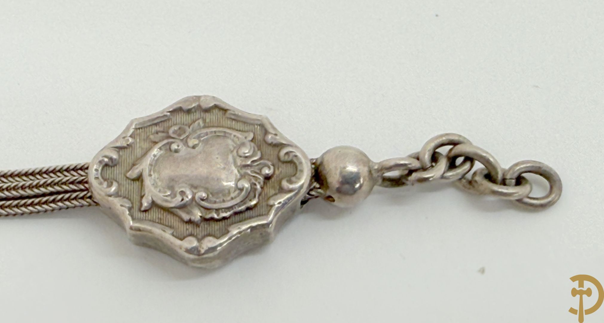 Vier 19e zakhorloges met Romeinse cijfers w.o. zilver + 2 zakhorlogekettingen