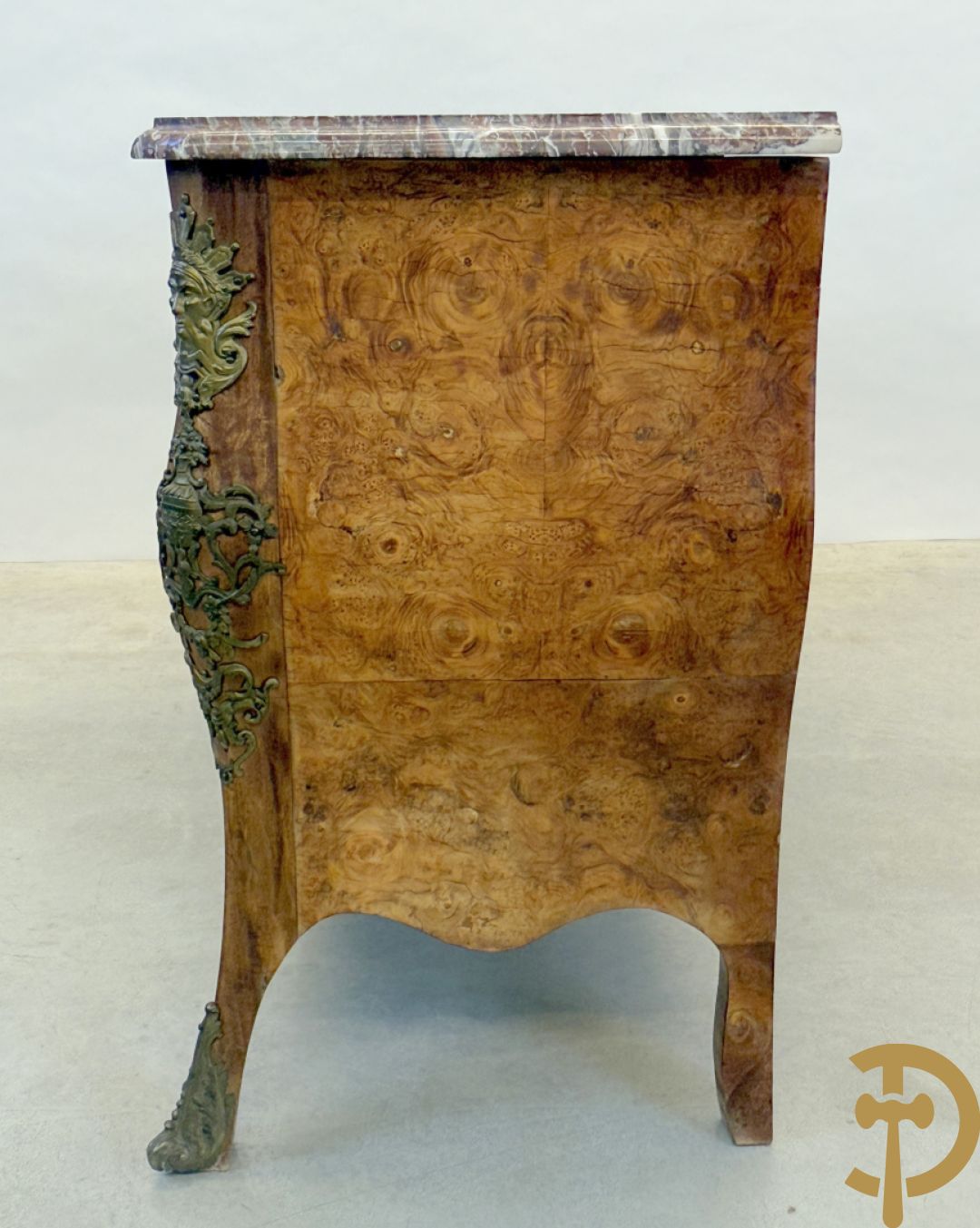 Wortelnotehouten drieladencommode met bronsbeslag van mazarinkoppen en accanthusranken, bovenaan met rood geaderd marmeren blad