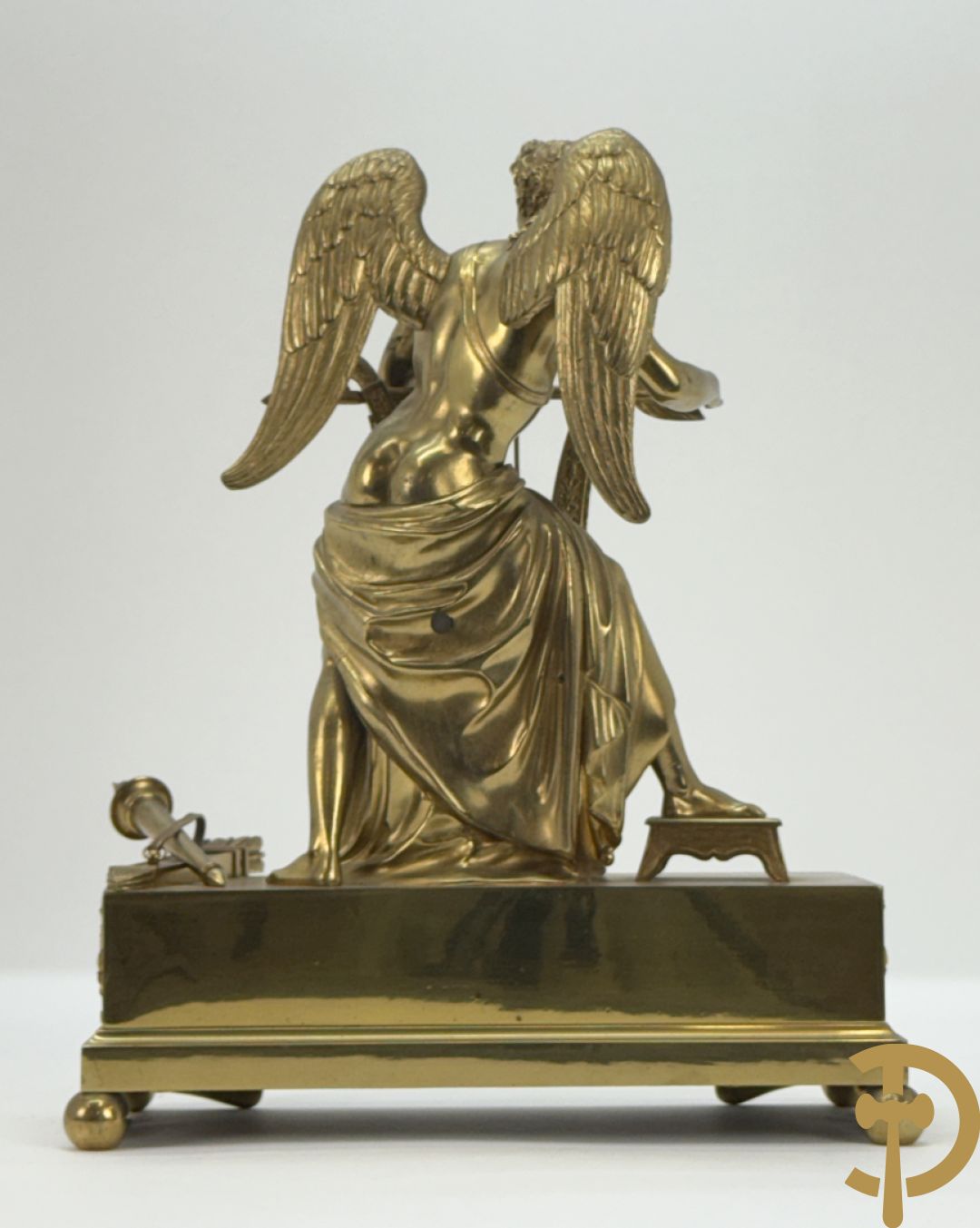 Vuurvergulde Franse bronzen Empire stijl pendule, harpvormige horloge met gevleugelde Griekse mythologische figuur, Erso die zijn lier bespeelt - Deniere et E. Mattelin, Fabricants de Bronze