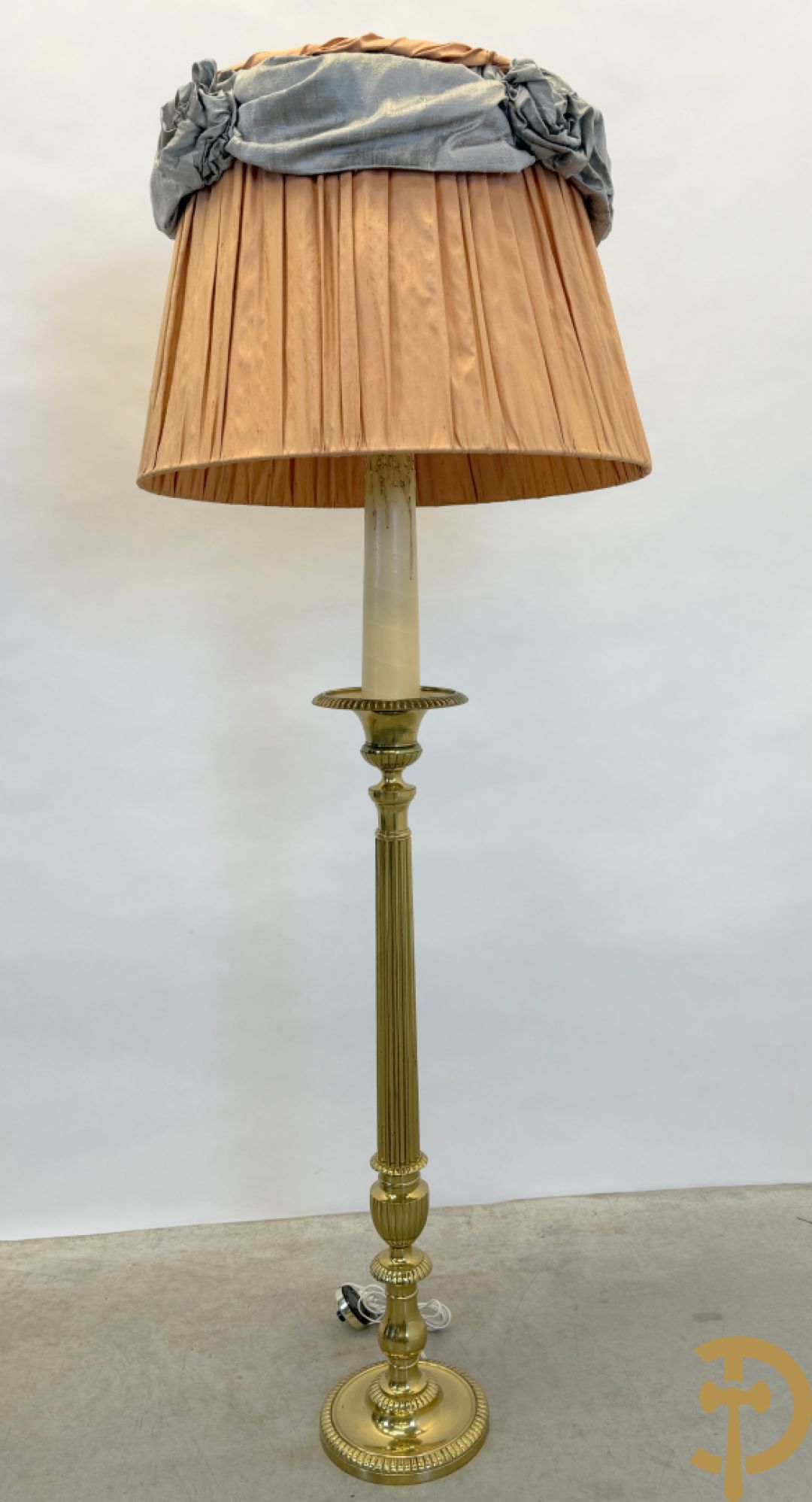 Bronzen staande koperen lampadaire op getorste voet + bronzen lampadaire op gecanneleerde voet