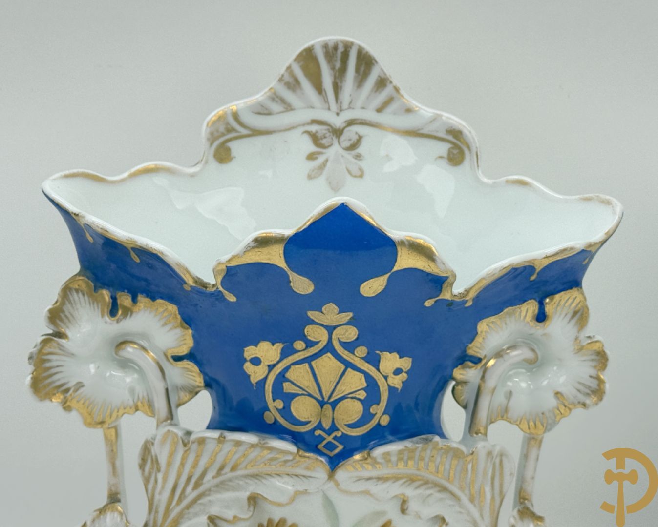 Paar Vieux Paris cornetvazen met handbeschilderd bloemendecor + Vieux Paris cornetvaas met decor van elegante dame