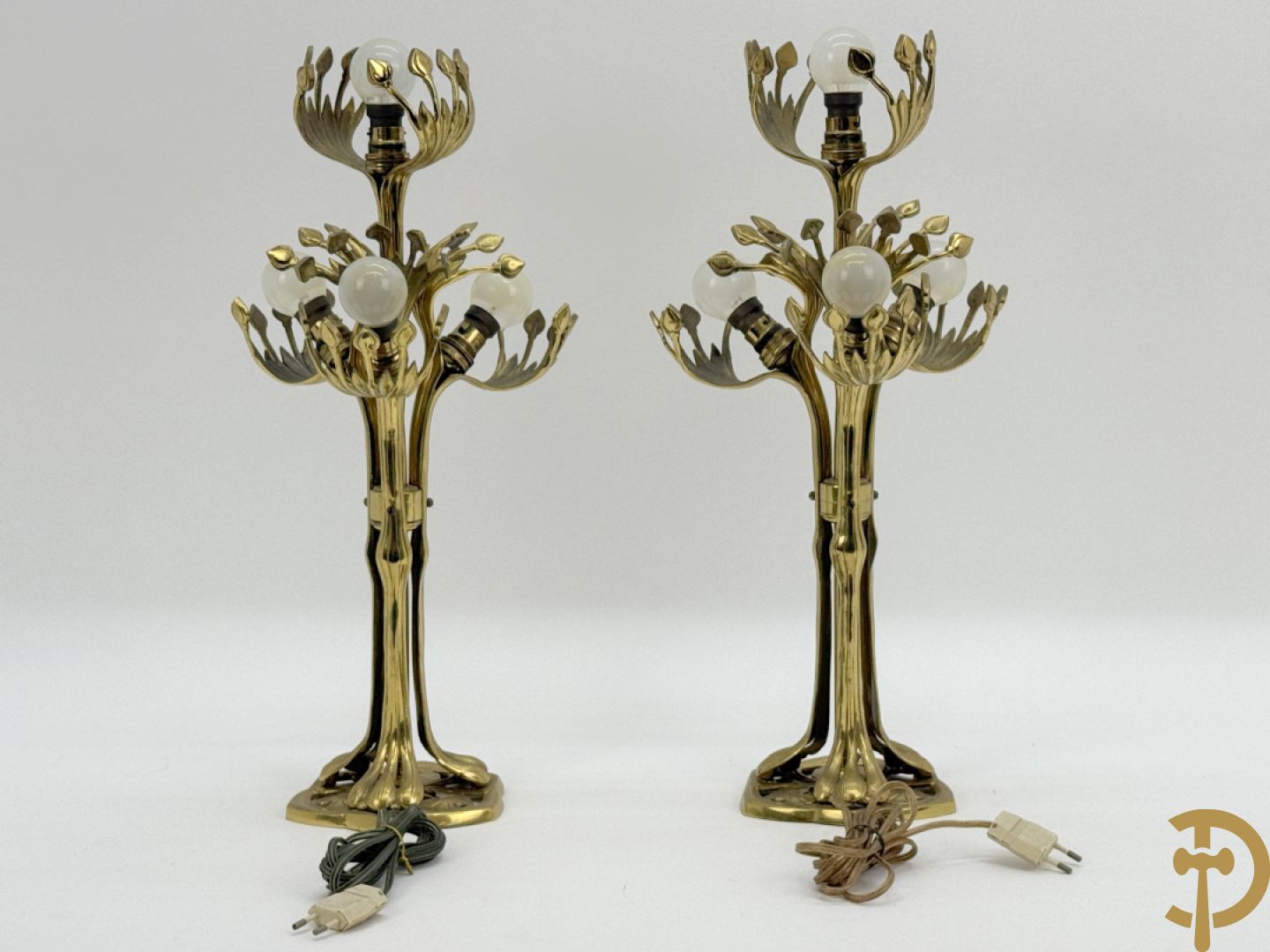 Paar koperen vierarmige lampen met gestyleerde bloemen-en plantenmotieven, Jugendstil