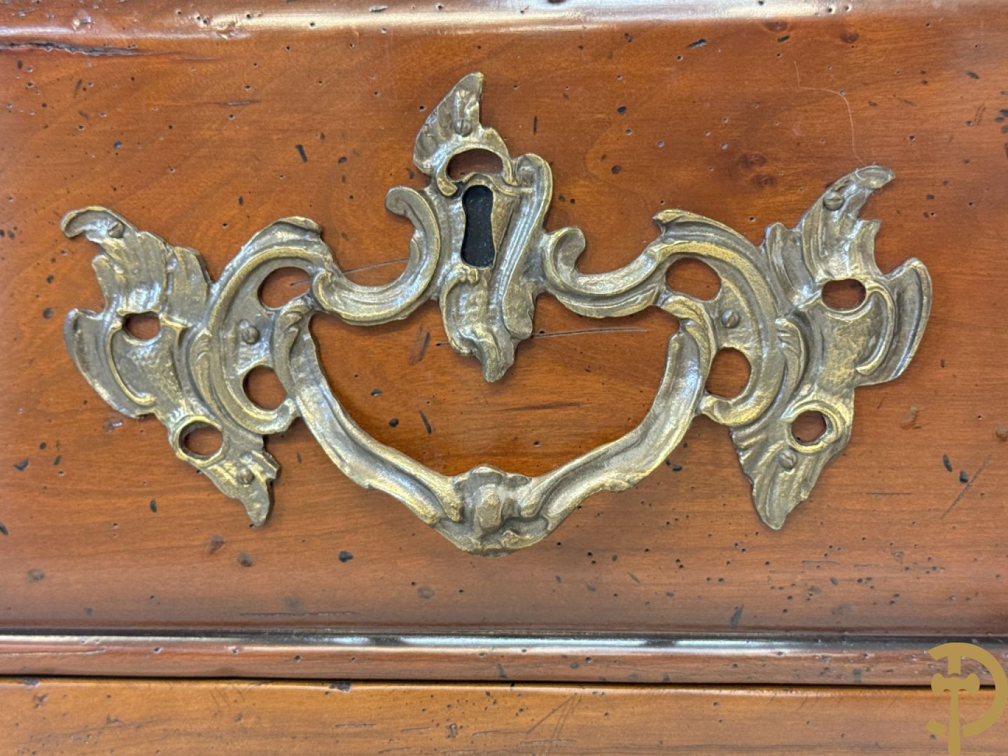 Gebogen kerselaren vierladencommode met koperen Louis XV trekkers, achteraan geëstampilleerd Richelieu Art & Meubels de France